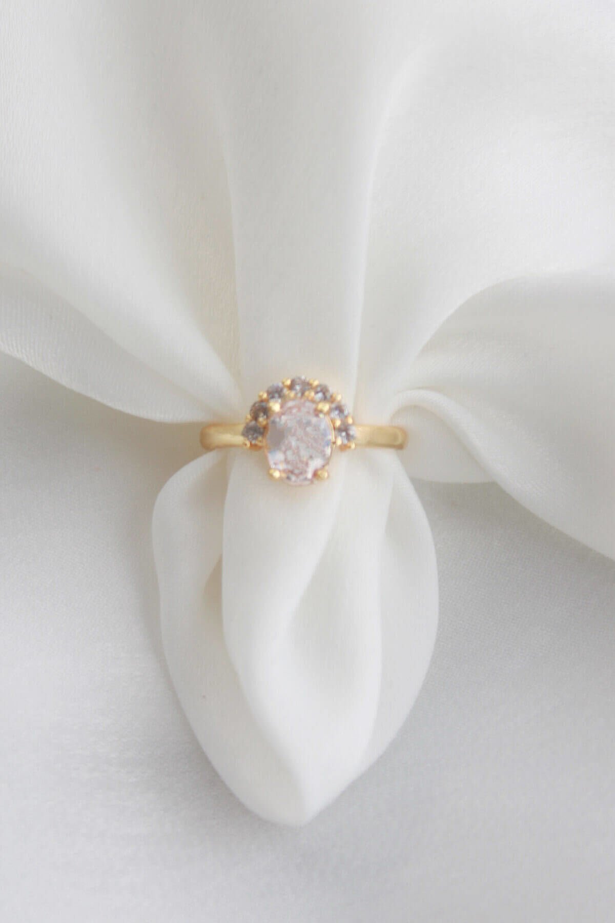 Oval Elmas Model Gold Ayarlanabilir Yüzük