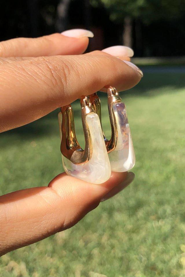 Krem Renk Gold Detaylı Kemik Küpe - Halka Model