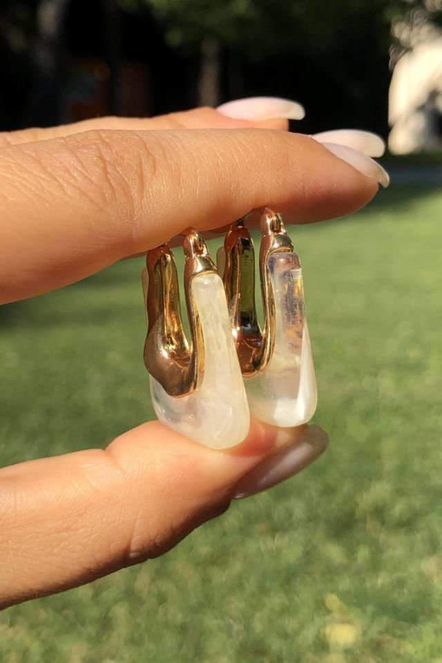 Krem Renk Gold Detaylı Kemik Küpe - Halka Model